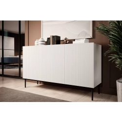 Komoda Nicole 150 cm trzydrzwiowa z ryflowanym frontem - biały mat / czarne nóżki